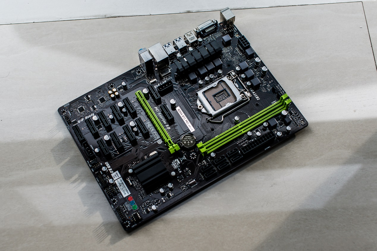 最顶级的桌面矿机主板，磐正B250A-BTC PRO12卡组装攻略