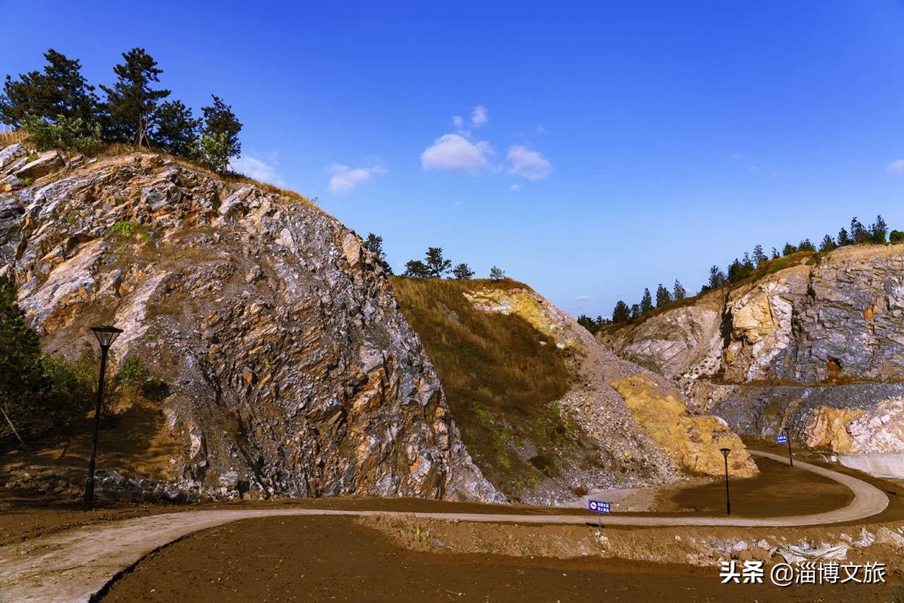 全球样板！国内外十大废弃矿坑创造旅游景观奇迹。淄博这个矿坑公园被誉为“小瑞士”。