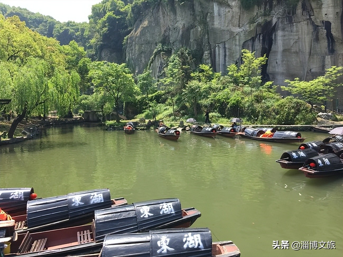 全球样板！国内外十大废弃矿坑创造旅游景观奇迹。淄博这个矿坑公园被誉为“小瑞士”。